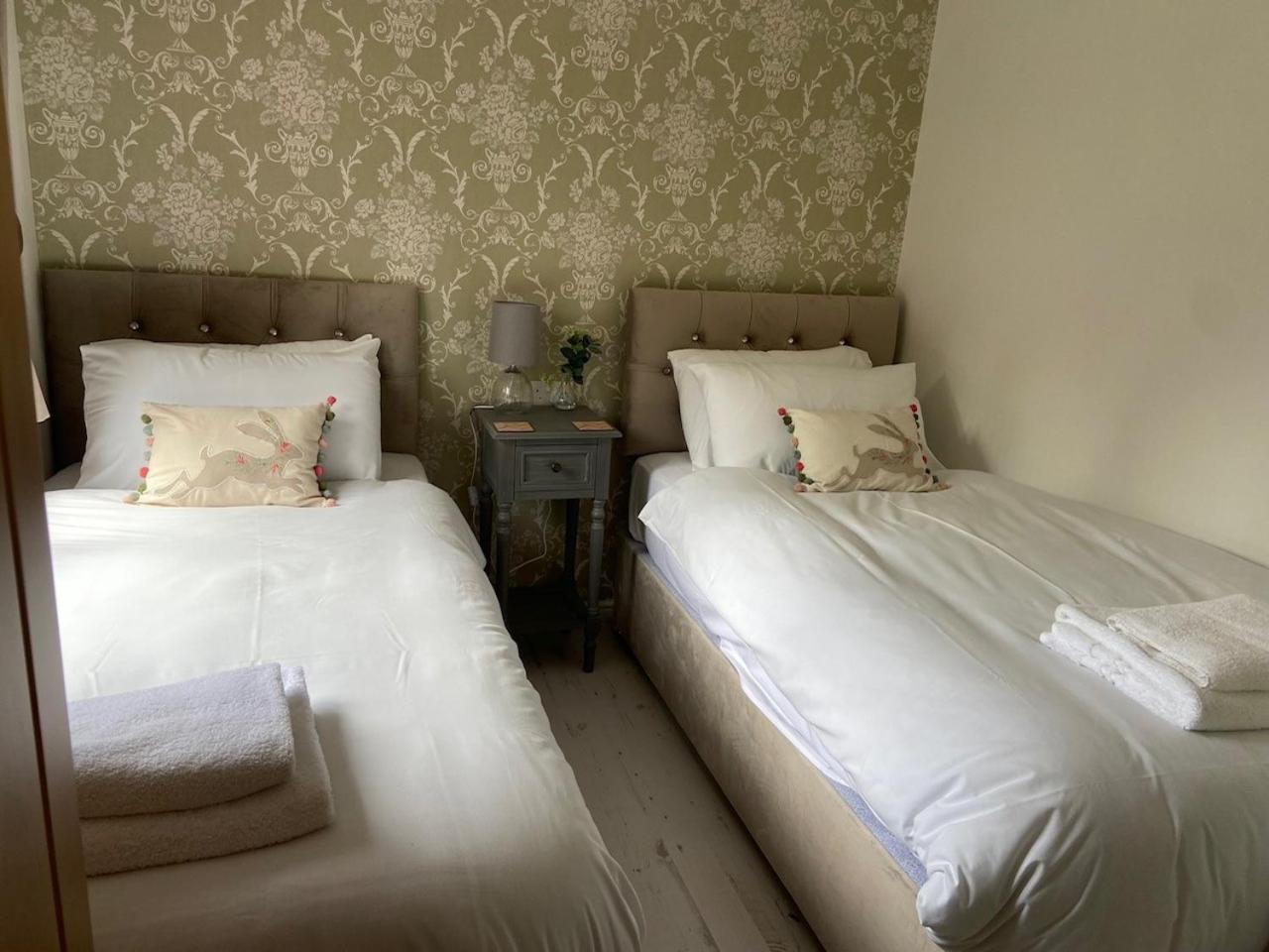 Walled Garden Lodges Loch Lomond 발로크 외부 사진