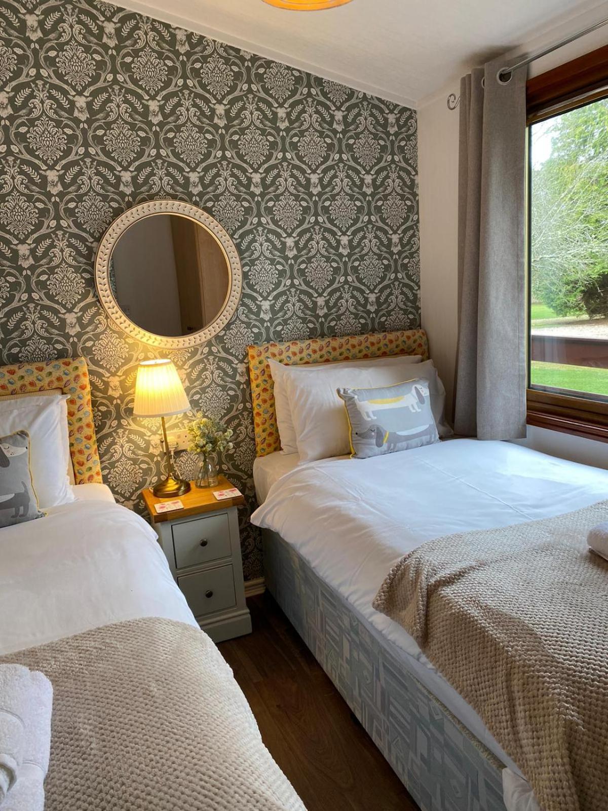 Walled Garden Lodges Loch Lomond 발로크 외부 사진