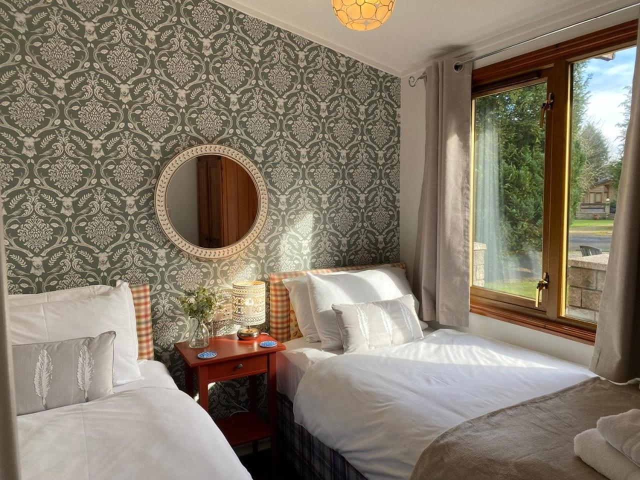 Walled Garden Lodges Loch Lomond 발로크 외부 사진