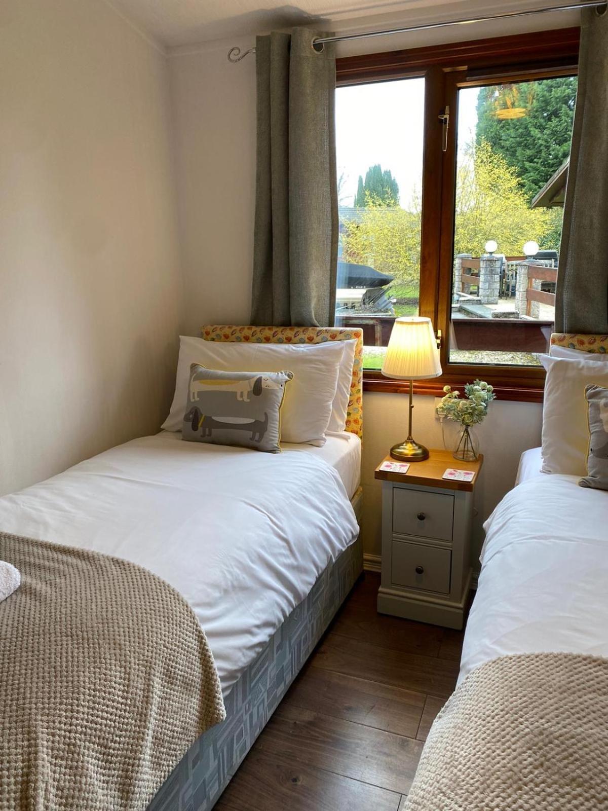 Walled Garden Lodges Loch Lomond 발로크 외부 사진