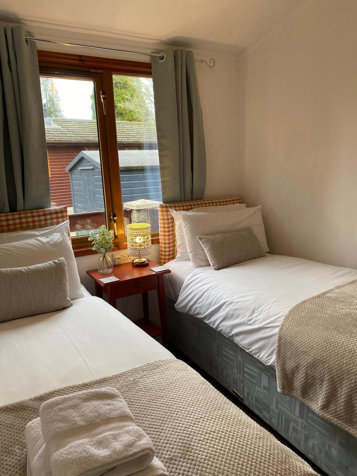 Walled Garden Lodges Loch Lomond 발로크 외부 사진