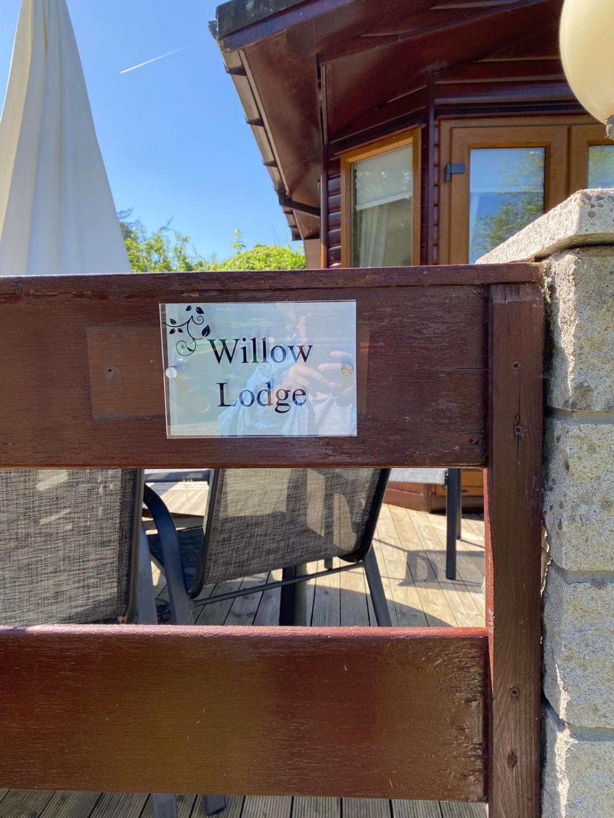 Walled Garden Lodges Loch Lomond 발로크 외부 사진