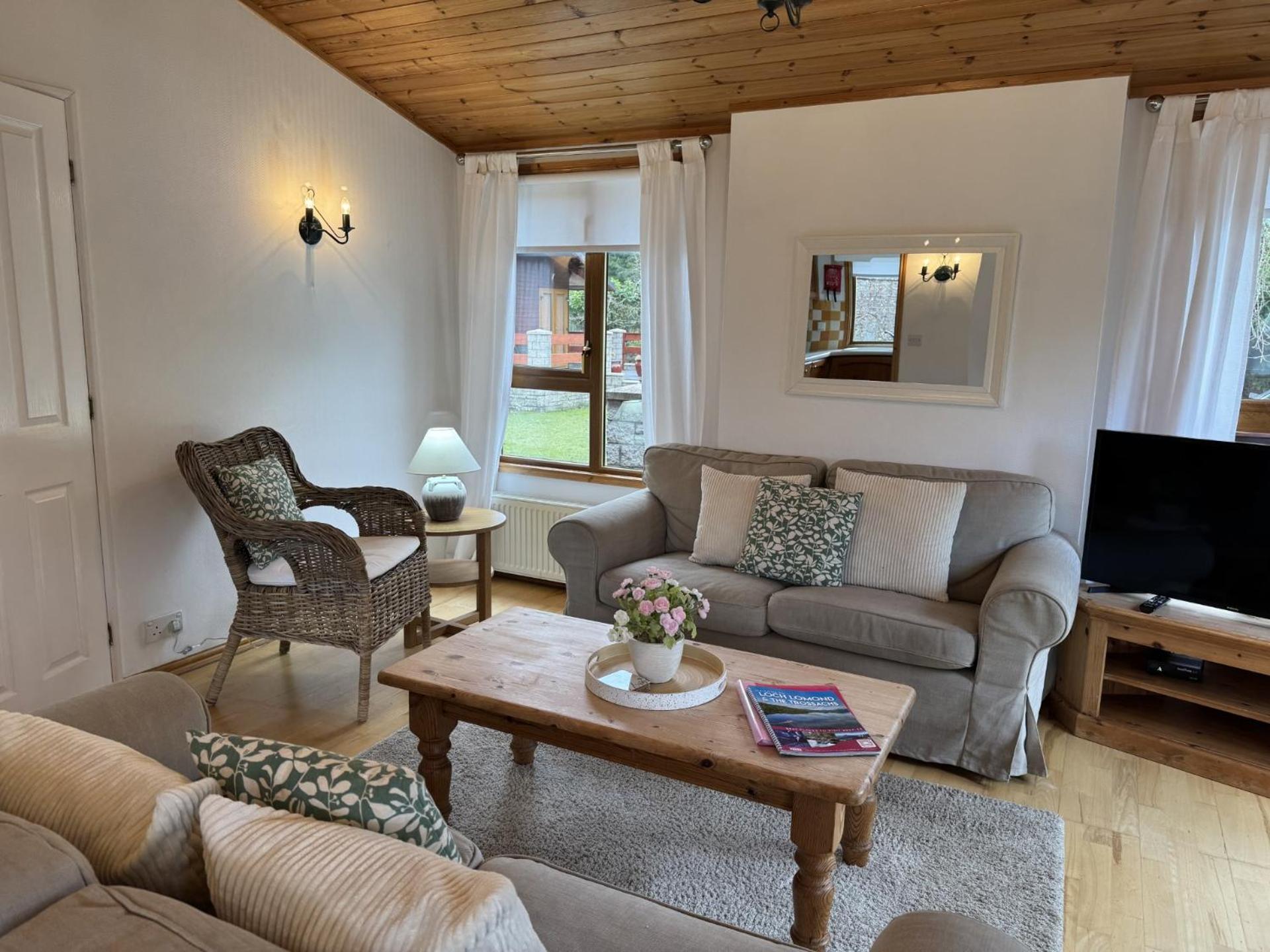 Walled Garden Lodges Loch Lomond 발로크 외부 사진