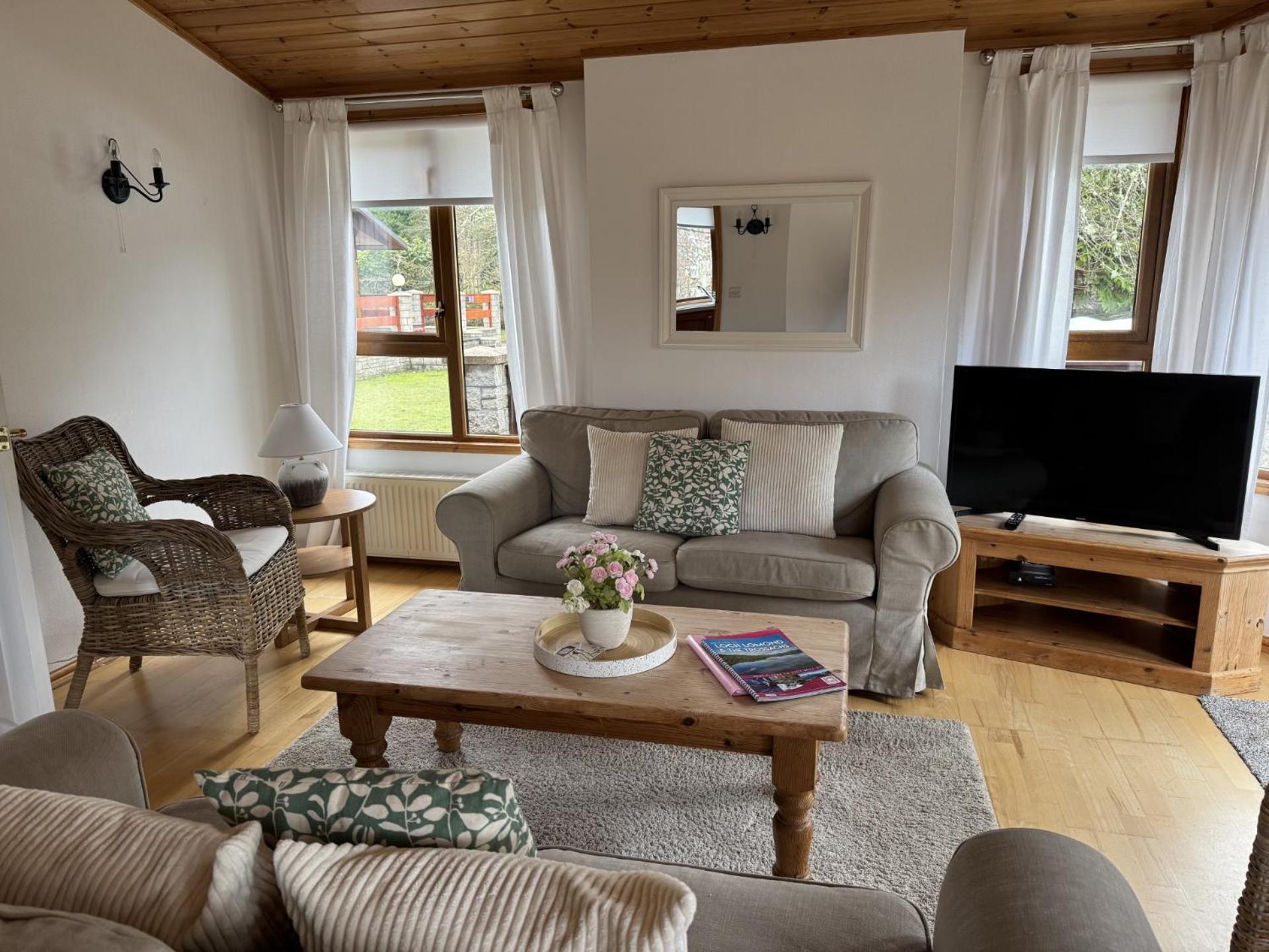 Walled Garden Lodges Loch Lomond 발로크 외부 사진