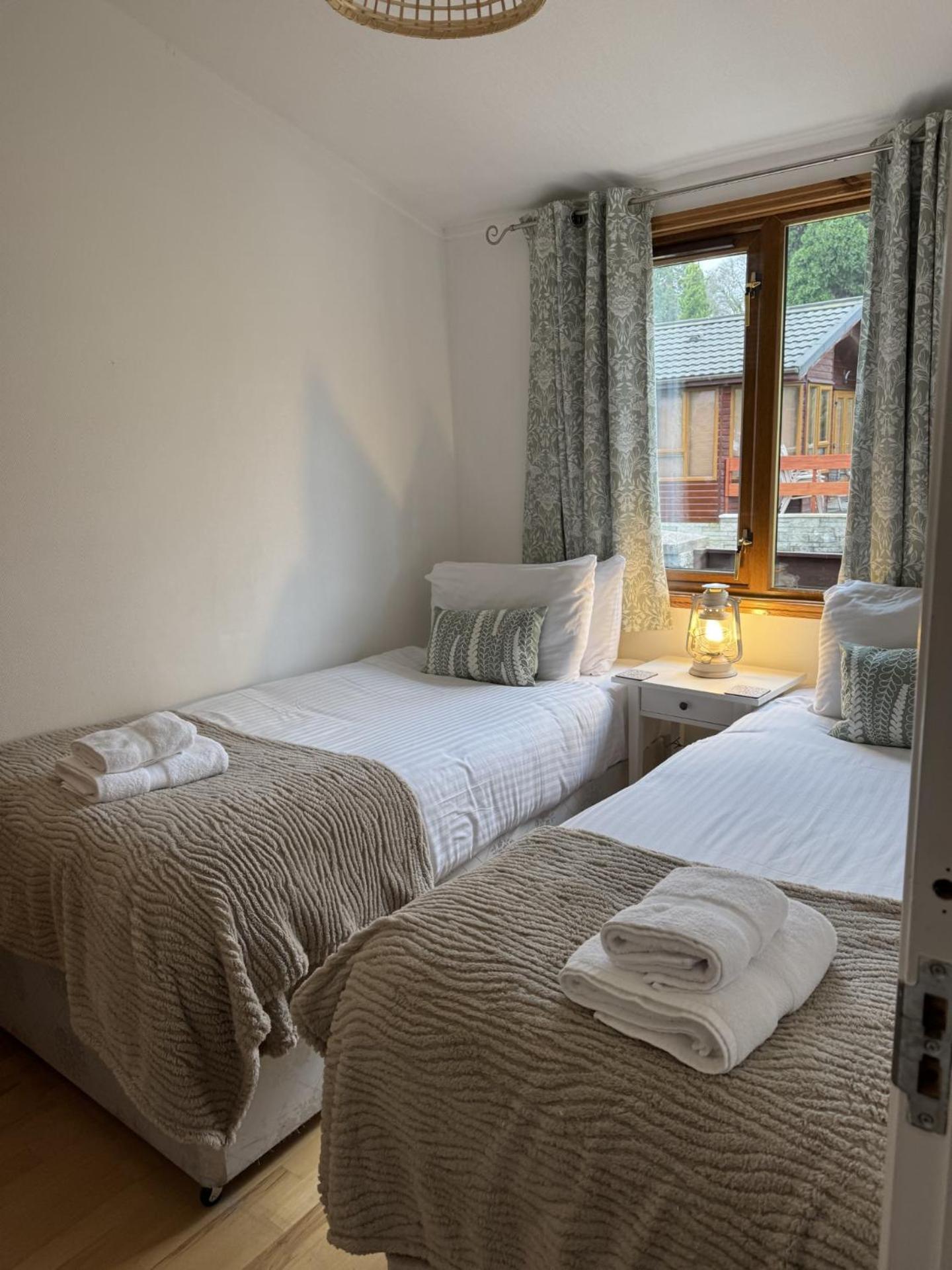Walled Garden Lodges Loch Lomond 발로크 외부 사진