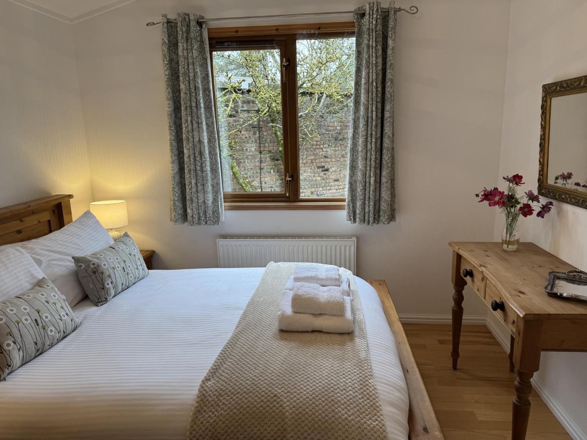 Walled Garden Lodges Loch Lomond 발로크 외부 사진